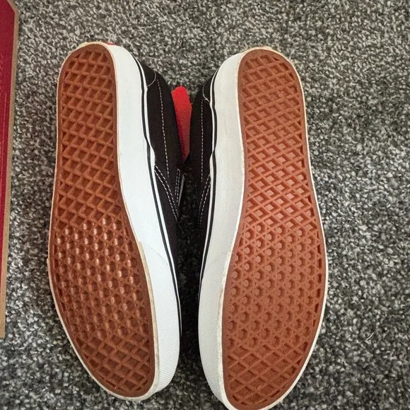 NEW size 8.5 W Vans Classic Slip-On Sneakers in Black/White - Picture 4 of 4